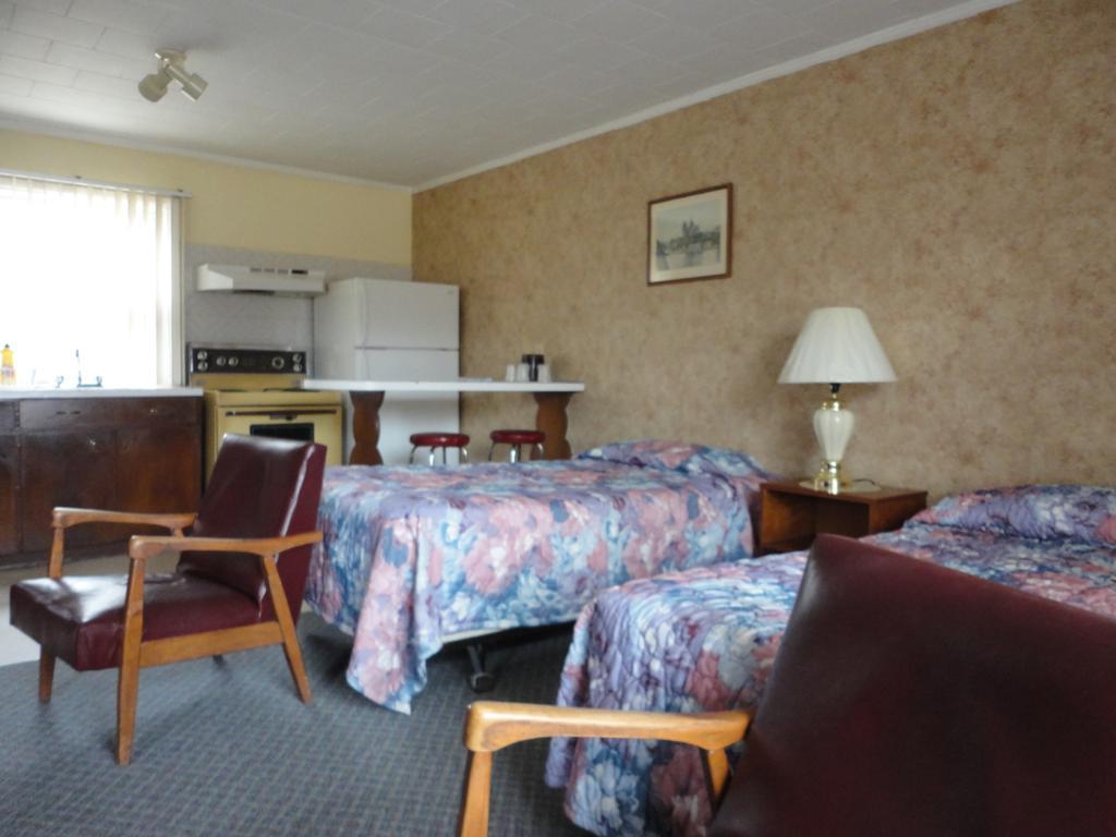 Hipwell'S Motel Fonthill Bagian luar foto