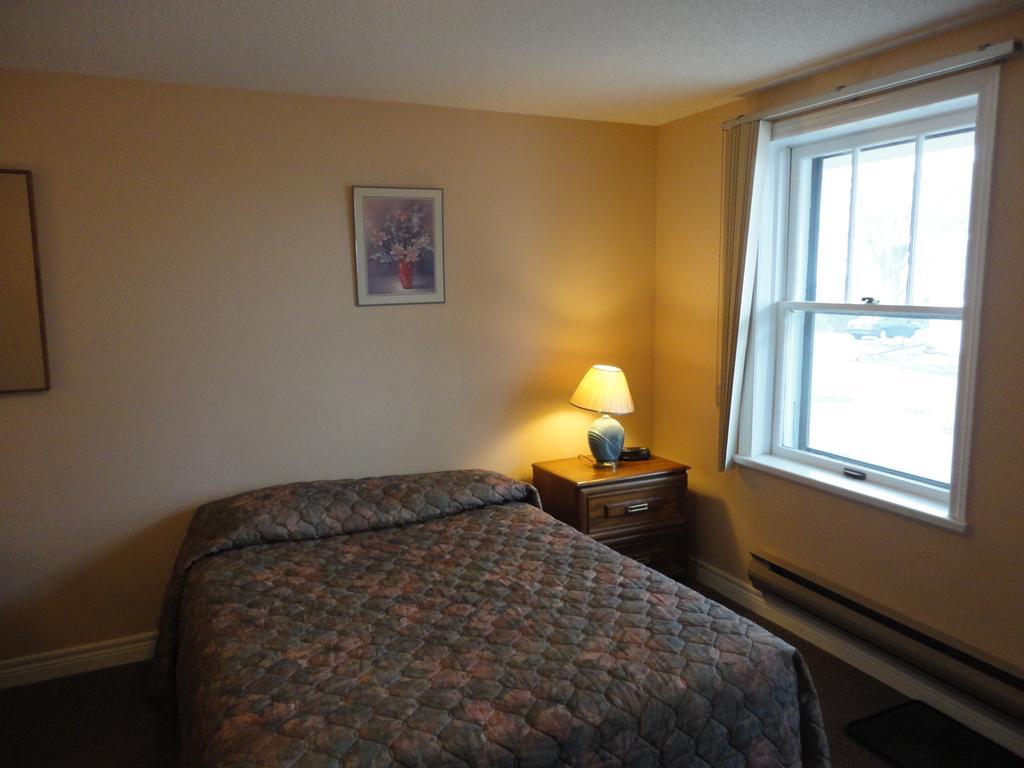Hipwell'S Motel Fonthill Bagian luar foto